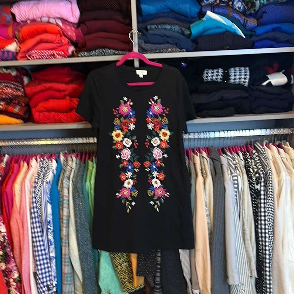Umgee black with embroidered flowers short sleeve t shirt dress size S